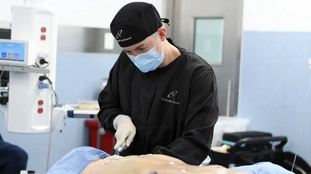 Liposculpture in Medellín, Colombia - Dr. David Delgado - Interquirofanos